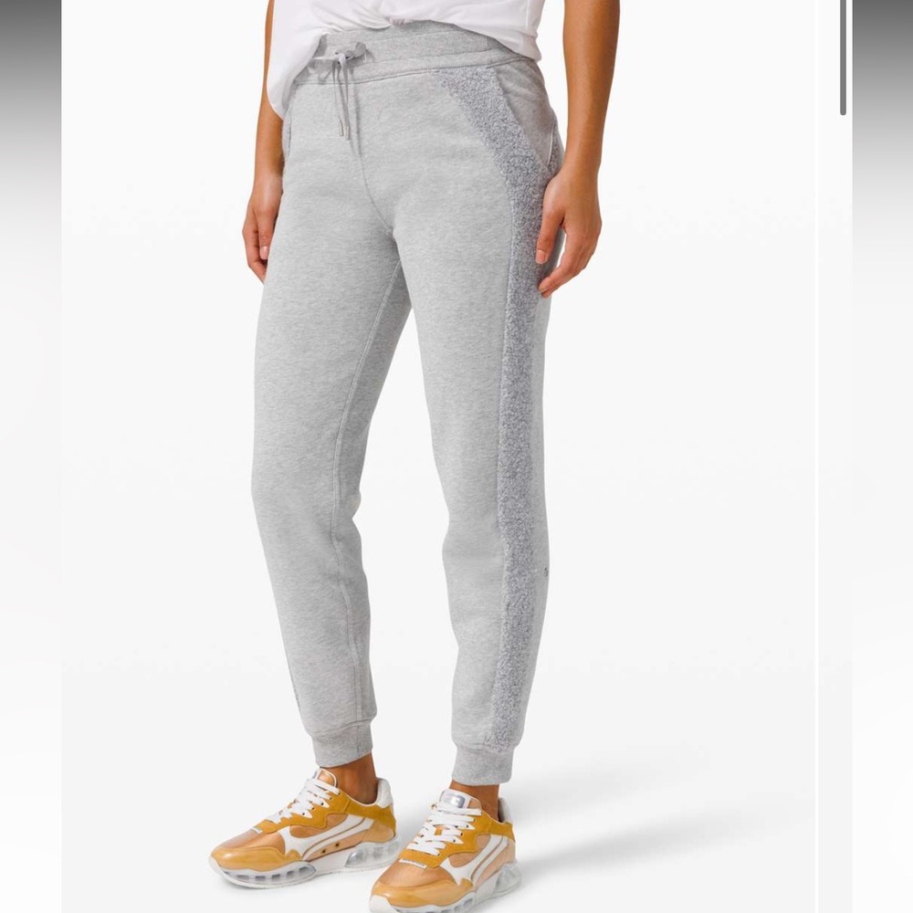 RARE Lululemon Scuba Jogger *Sherpa Stripe
Heathered Core Light Grey